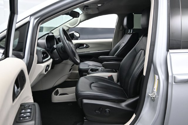 Used 2024 Chrysler Pacifica Touring-L FWD image 16