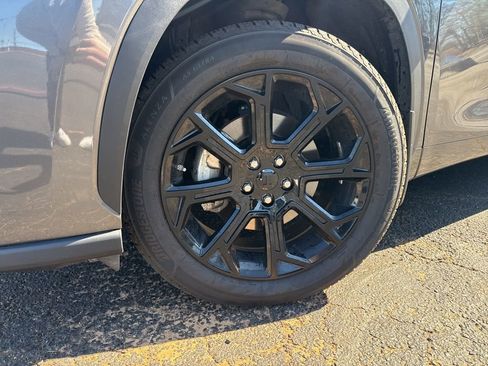 Used 2024 Toyota Highlander LE image 2