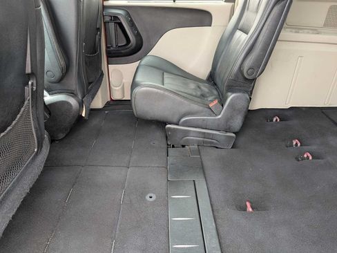 Used 2016 Chrysler Town & Country Touring-L FWD image 18