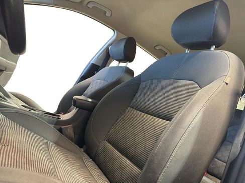 Used 2018 Kia Niro LX FWD image 2