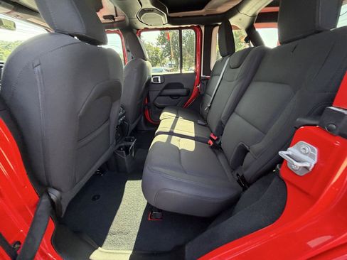 Used 2022 Jeep Wrangler Unlimited Sahara AWD/4WD image 27