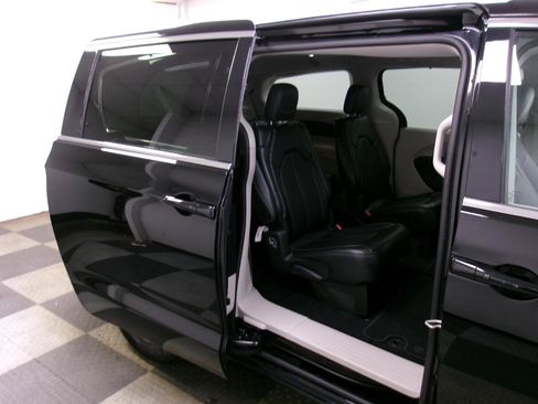 Used 2024 Chrysler Pacifica Touring-L FWD image 12
