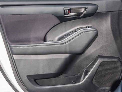 Used 2023 Toyota Highlander L image 20