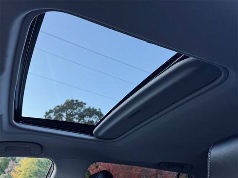 Used 2022 Toyota RAV4 XLE Premium image 17