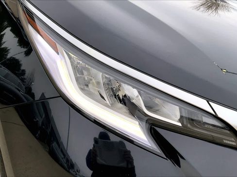 Used 2021 Toyota Sienna Limited image 27