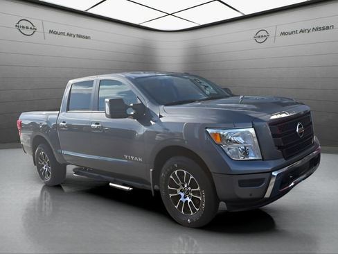 Used 2021 Nissan Titan SV w/ SV Convenience Package image 1