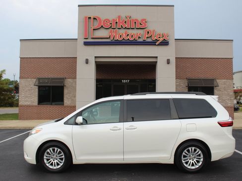 Used 2017 Toyota Sienna XLE w/ XLE Navigation Package FWD image 9