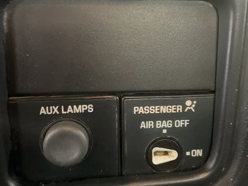 Used 2001 Chevrolet Silverado 3500 4x4 Regular Cab w/ Snow Plow Prep Pkg image 17