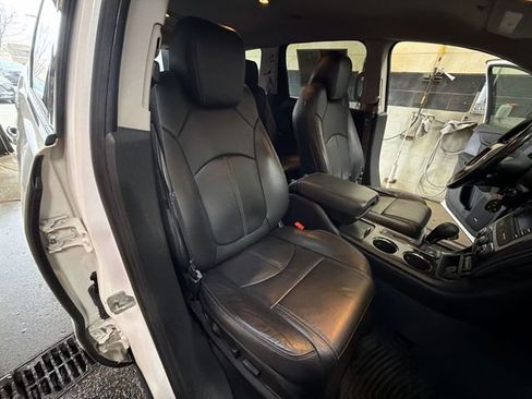 Used 2015 Chevrolet Traverse LT image 25