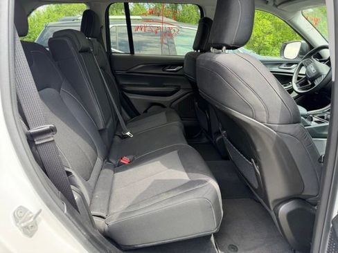 Used 2023 Jeep Grand Cherokee Laredo RWD image 8