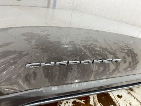 Used 2015 Jeep Cherokee Trailhawk AWD/4WD image 25