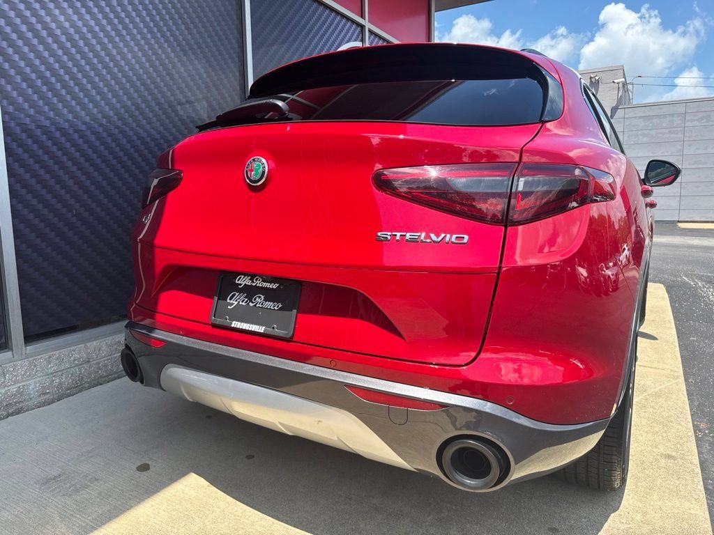 Used 2023 Alfa Romeo Stelvio Ti AWD/4WD image 7