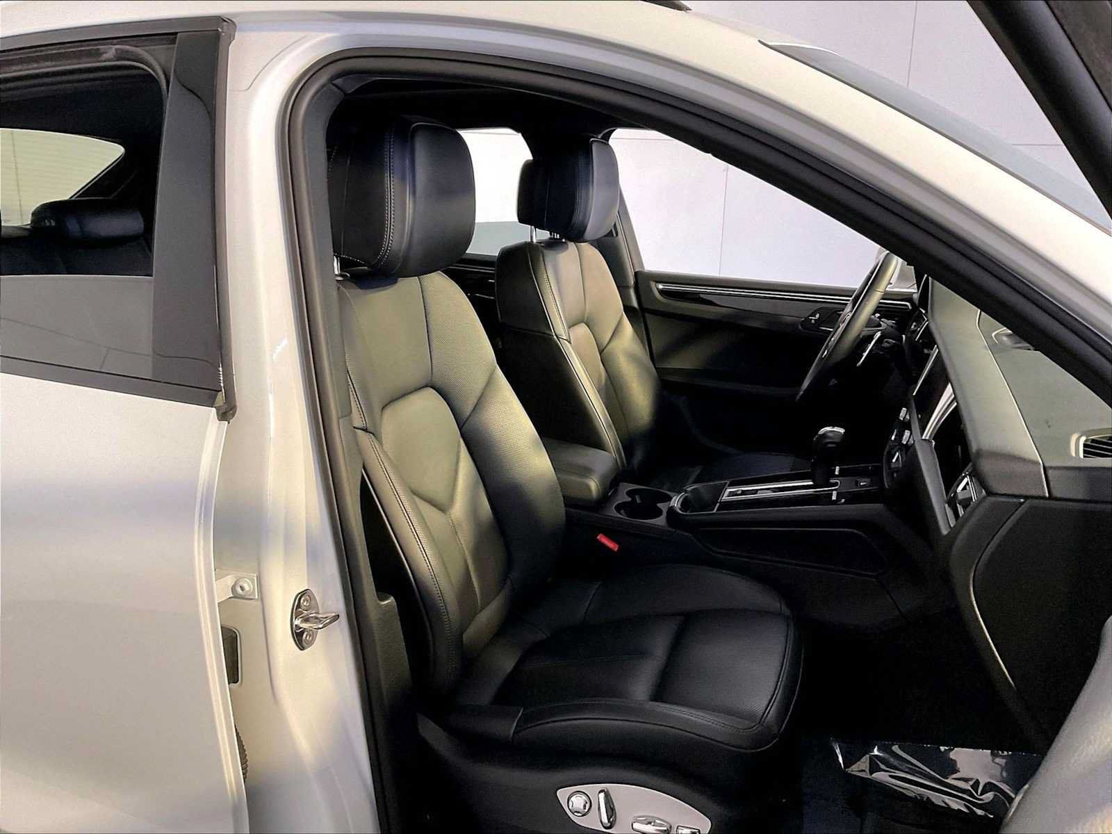 Certified 2023 Porsche Macan AWD/4WD image 18