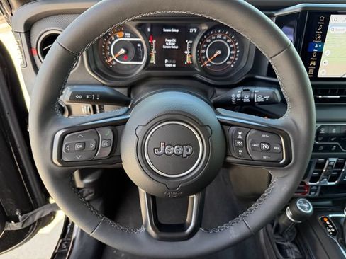 Used 2025 Jeep Wrangler Unlimited Rubicon AWD/4WD image 12