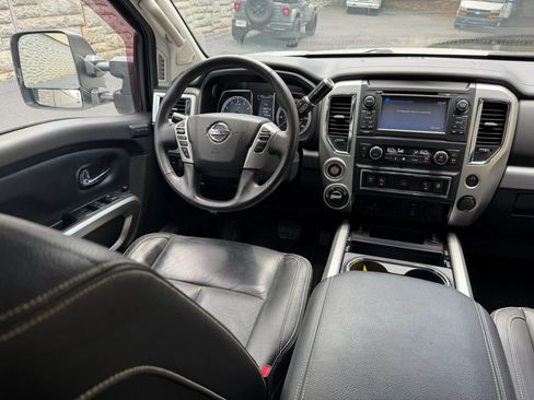 Used 2018 Nissan Titan PRO-4X w/ Pro-4x Convenience Package AWD/4WD image 13