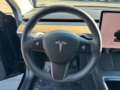 Used 2022 Tesla Model Y Long Range image 16