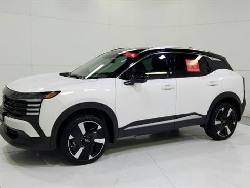 Certified 2025 Nissan Kicks SR FWD image 3