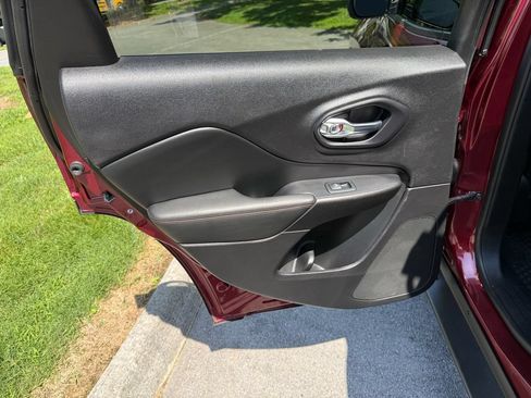 Used 2020 Jeep Cherokee Trailhawk AWD/4WD image 32