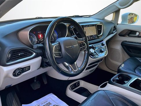 Used 2019 Chrysler Pacifica Touring-L Plus w/ Advanced Safetytec Group image 16