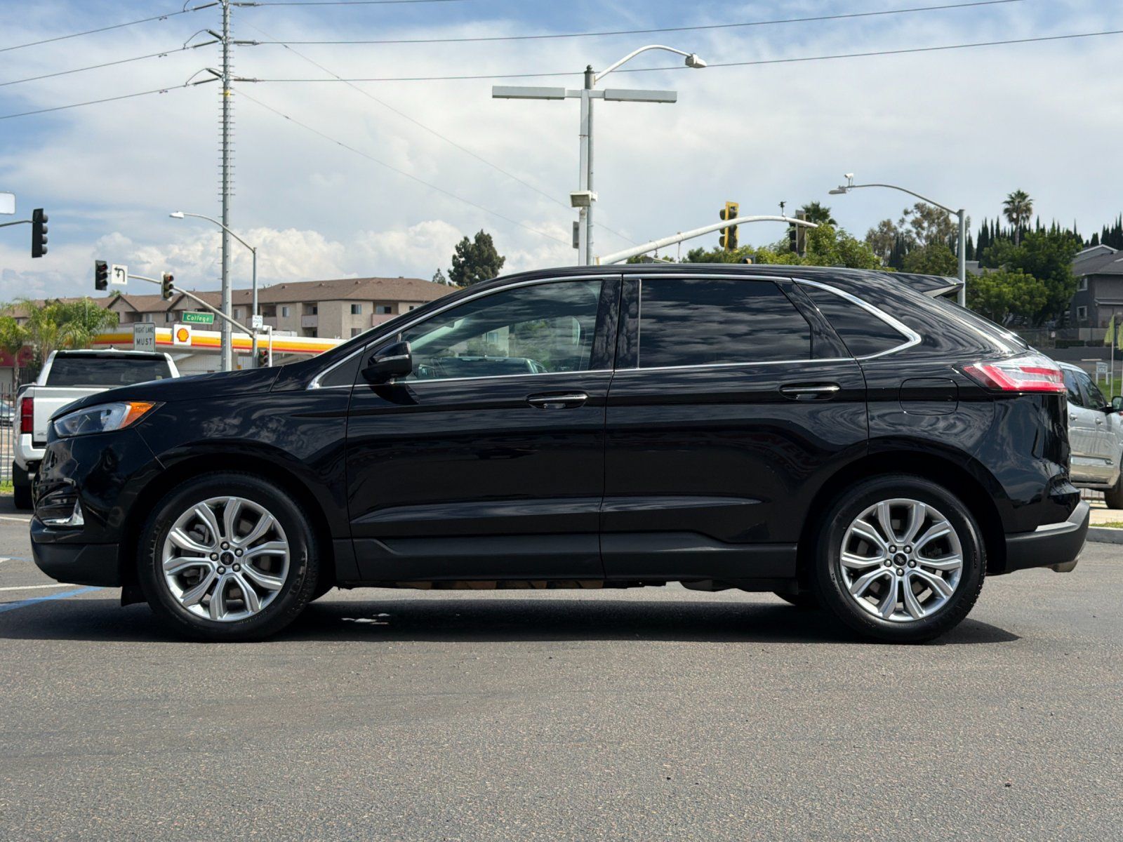 Used 2024 Ford Edge Titanium AWD/4WD image 2