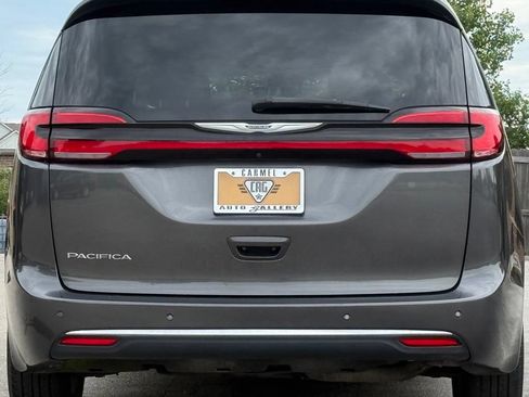 Used 2023 Chrysler Pacifica Touring-L FWD image 4
