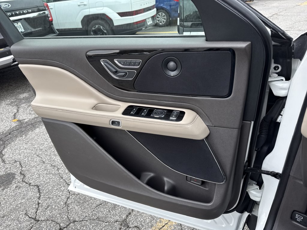 Used 2023 Lincoln Aviator Reserve w/ Elements Package Plus AWD/4WD image 28
