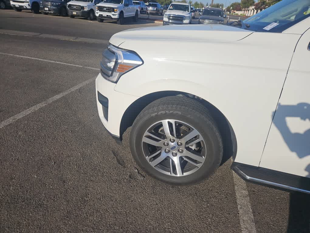 Used 2023 Ford Expedition XLT RWD image 3