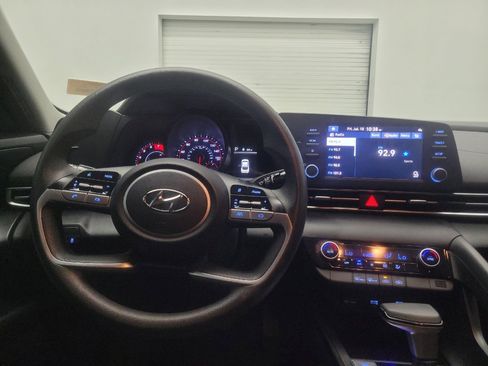 Used 2023 Hyundai Elantra SEL w/ Preferred Accessory Package FWD image 22