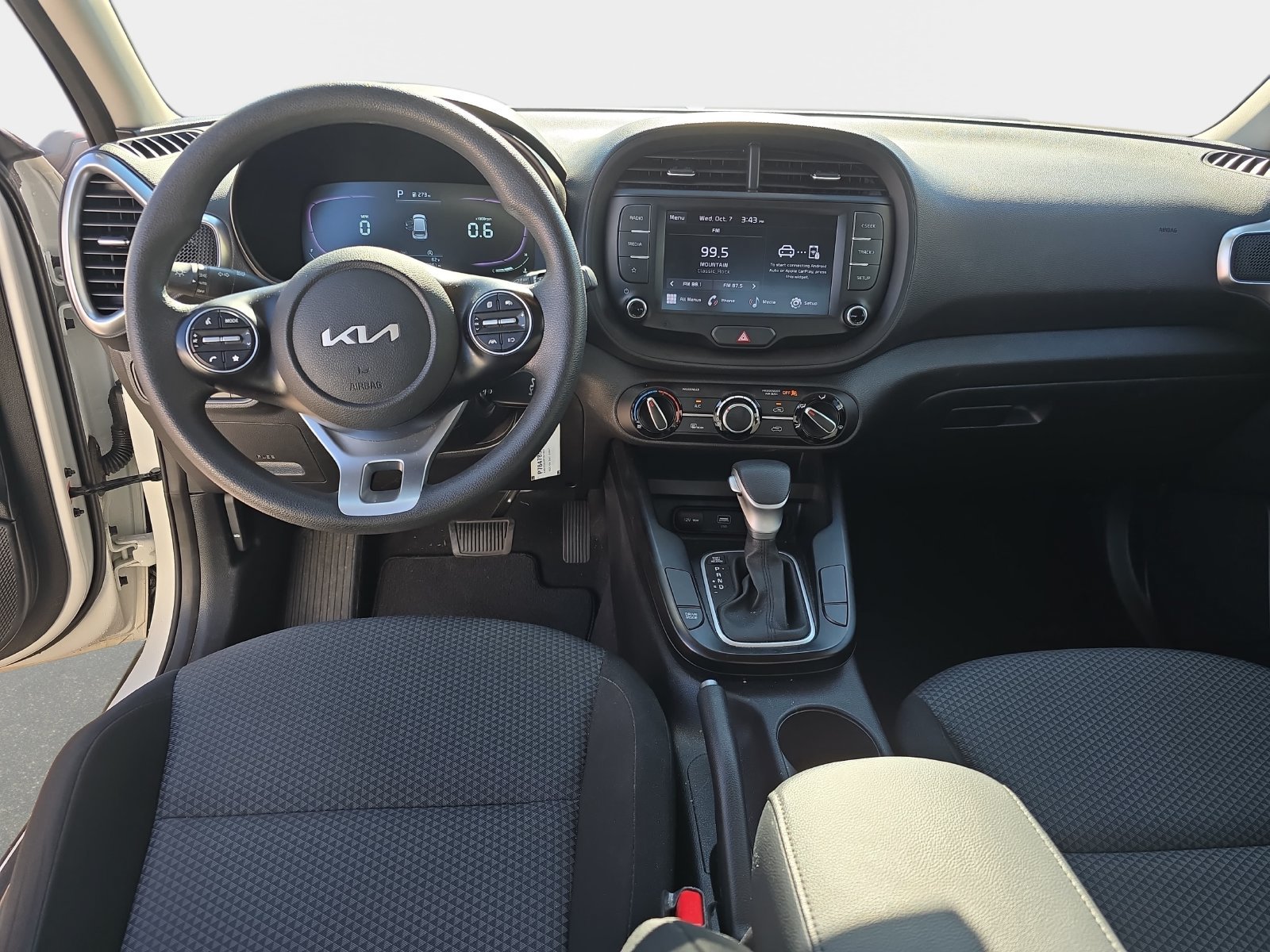 Used 2023 Kia Soul LX w/ LX Technology Package FWD image 10