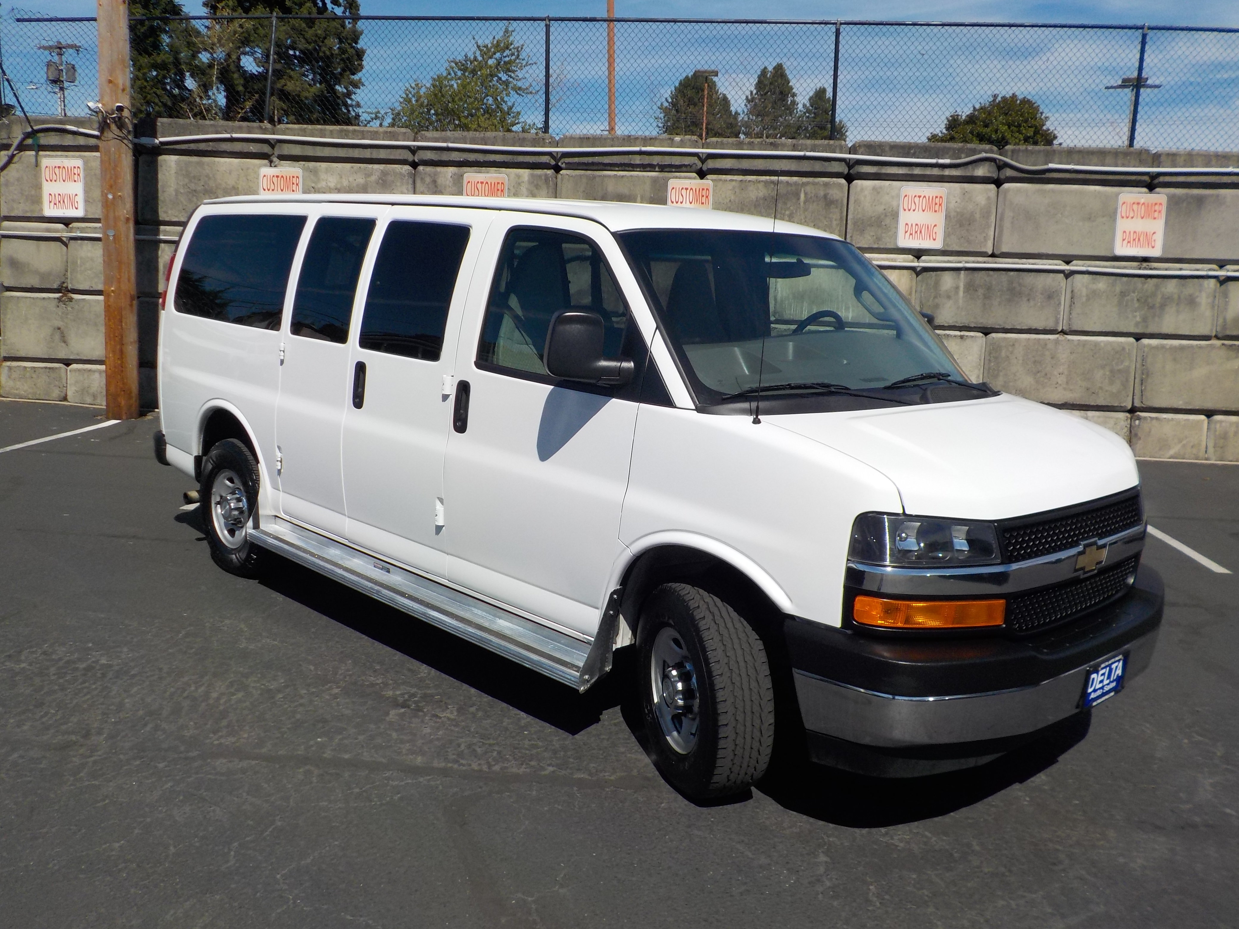 Used 2017 Chevrolet Express 3500 LT w/ LT Preferred Equipment Group RWD image 3