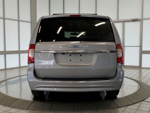 Used 2015 Chrysler Town & Country Touring FWD image 8