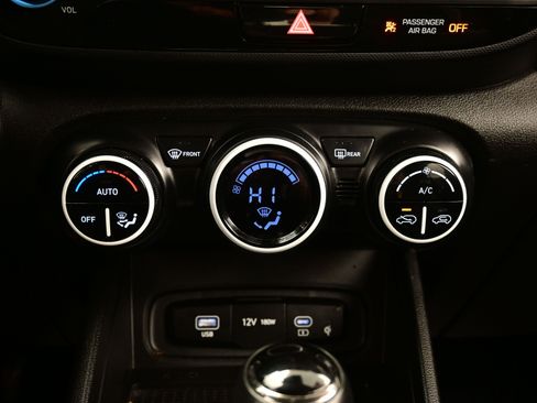 Used 2025 Hyundai Venue Limited image 20