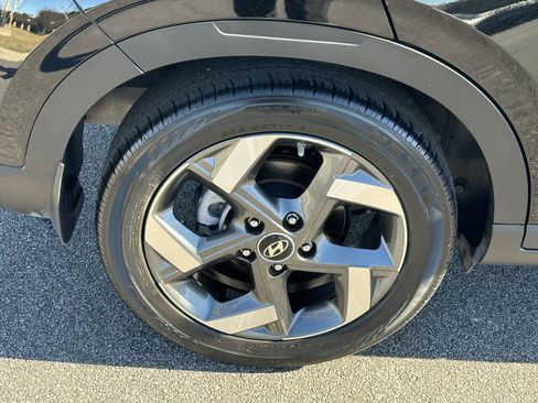 Used 2023 Hyundai Venue SEL image 19