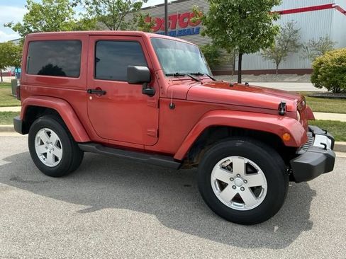 Used 2011 Jeep Wrangler Sahara w/ Connectivity Group AWD/4WD image 2