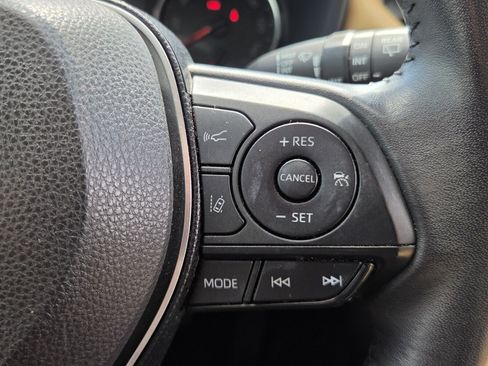 Used 2019 Toyota RAV4 XLE Premium FWD image 28
