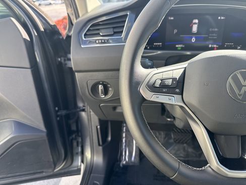 Used 2023 Volkswagen Tiguan SE image 19
