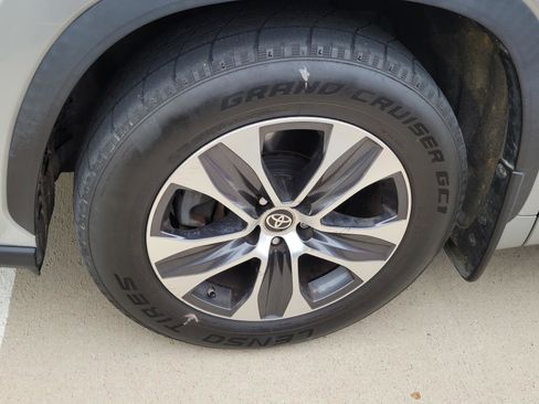 Used 2021 Toyota Highlander XLE image 2