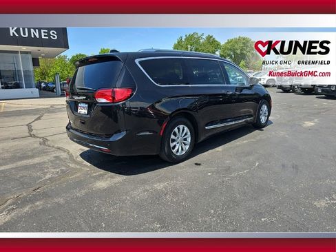 Used 2018 Chrysler Pacifica Touring-L w/ Advanced Safetytec Group FWD image 5