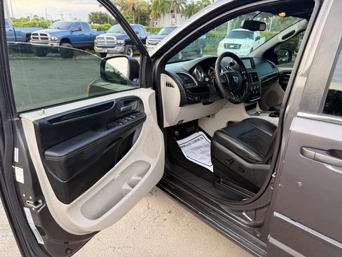 Used 2017 Dodge Grand Caravan SXT FWD image 9