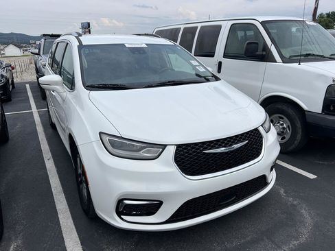 Used 2021 Chrysler Pacifica Touring-L FWD image 2