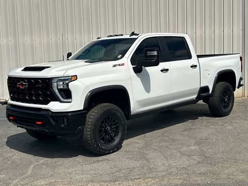 Used 2025 Chevrolet Silverado 2500 ZR2 w/ Technology Package AWD/4WD image 2