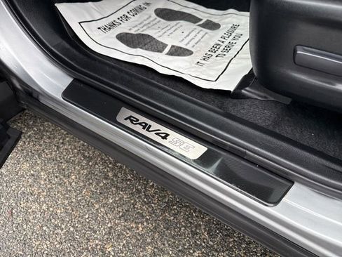 Used 2017 Toyota RAV4 SE image 12