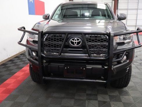 Used 2017 Toyota Tacoma SR5 w/ Tow Package RWD image 5