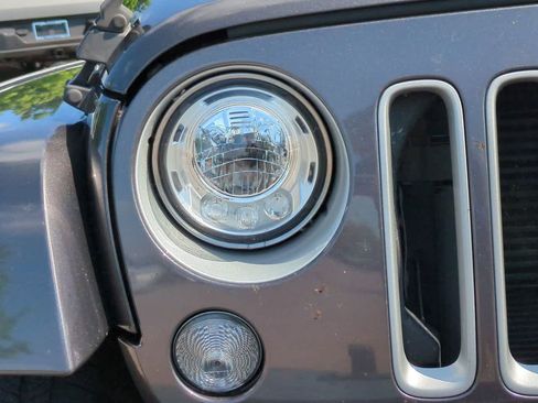 Used 2018 Jeep Wrangler Unlimited Sahara w/ Connectivity Group AWD/4WD image 10