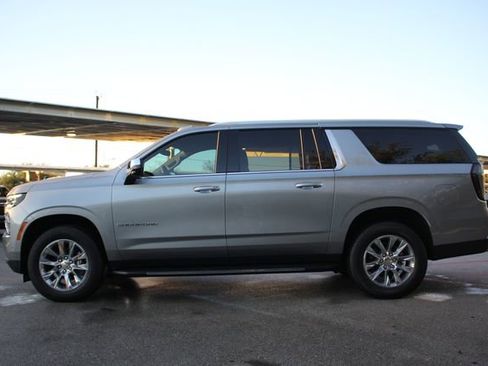 Used 2025 Chevrolet Suburban Premier image 4