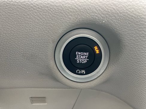 Used 2023 Chrysler Pacifica Touring-L image 31