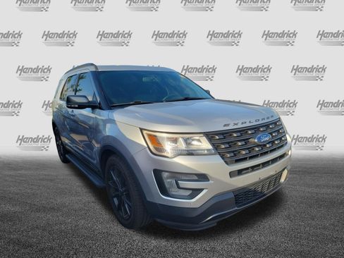 Used 2017 Ford Explorer XLT w/ Equipment Group 202A FWD image 2