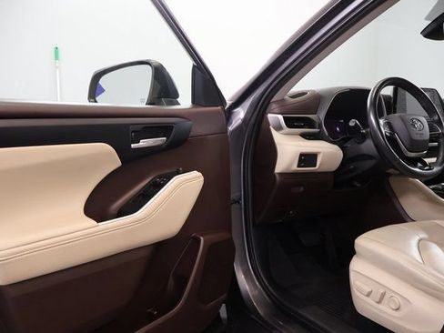 Used 2021 Toyota Highlander XLE AWD/4WD image 10