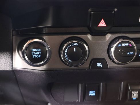 Used 2022 Toyota Tacoma TRD Off-Road image 7