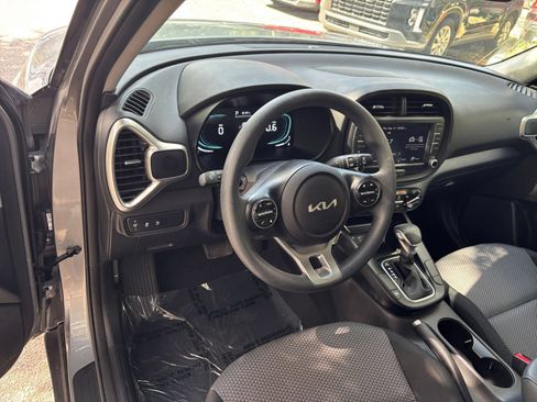 Used 2025 Kia Soul LX w/ LX Technology Package FWD image 31